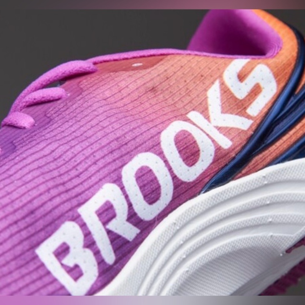 Brooks Mack 17 Track & Field Purple Size 9.5 Lightweight Spikes Performance New - Picture 2 of 12